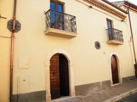 Rocca di Cambio, Centro Storico